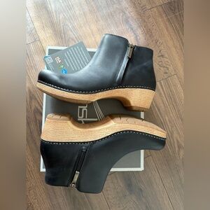 NWT Dansko Lizanne Zippered Clog Ankle Boots